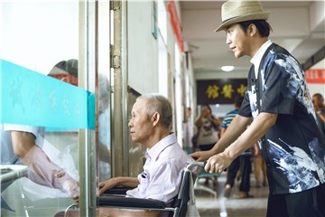 李玉刚照顾瘫痪父亲