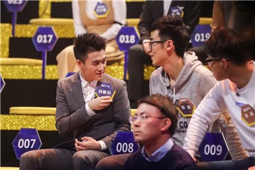 何猷君与来自新加坡国立大学的徐萌交流