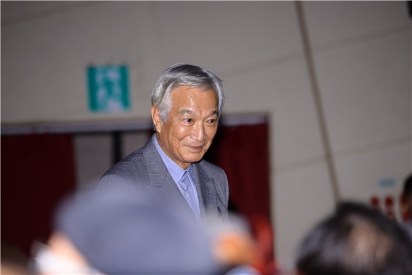 尹静姬举办
出道五十周年特别展览开幕式 秀爱裸色裙优雅甜美微笑暖人心