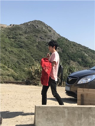 网友路透图中林更新身穿大红冲锋衣