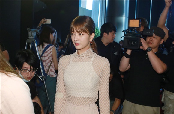 韩国女团APINK出席独家MTV进棚记者会
