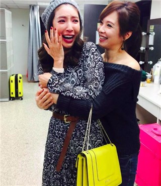 姐妹情深！ 杨谨华见准新娘爆哭 天心後拥：干嘛啦