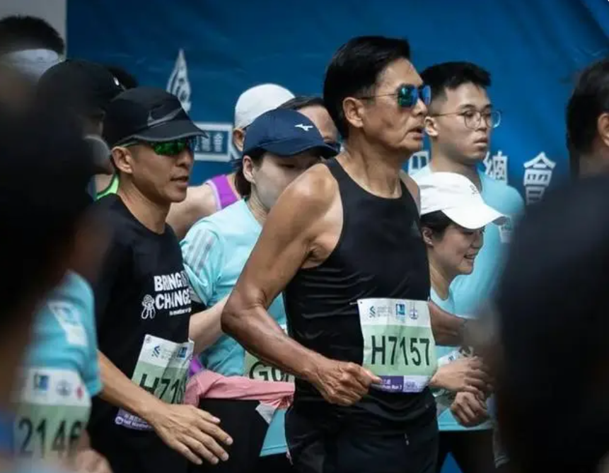 69岁影帝周润发二次参加半马 直言要做阿甘跑到90岁