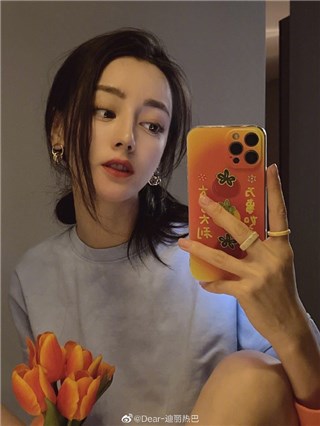 迪丽热巴梳松散马尾晒自拍美照   轻捧郁金香慵懒随性