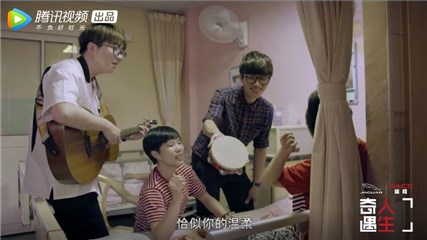 在志愿者的指挥下学习使用乐器帮助病患复健
