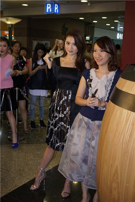 周秀娜与少女标本的Jesscia & Kabby
出席在万圣节活动