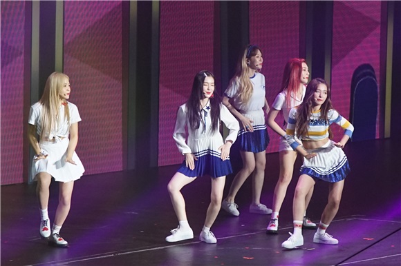 男团Super JuniorEXO、SHINee、Red Velvet、NCT 127等在红馆举办演唱会