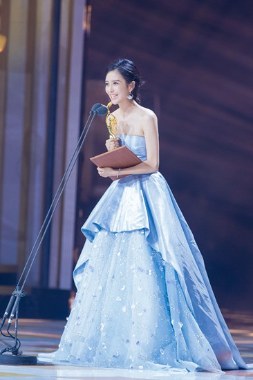 佟丽娅《平凡的世界》获金鹰奖 感言:做人接地气演戏多走心