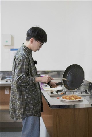 厨艺担当费启鸣