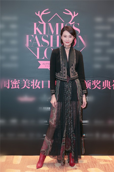 行走的衣架!李斯羽斩获「年度最佳时尚魅力艺人」