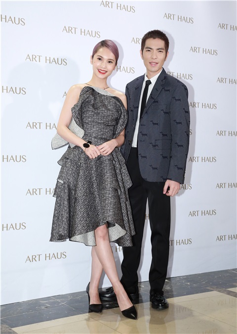 杨丞琳与萧敬腾为《ART HAUS》开幕剪彩