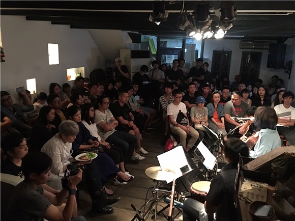 23岁民谣歌手李雨举办音乐会 好友曾昱嘉许含光捧场助阵