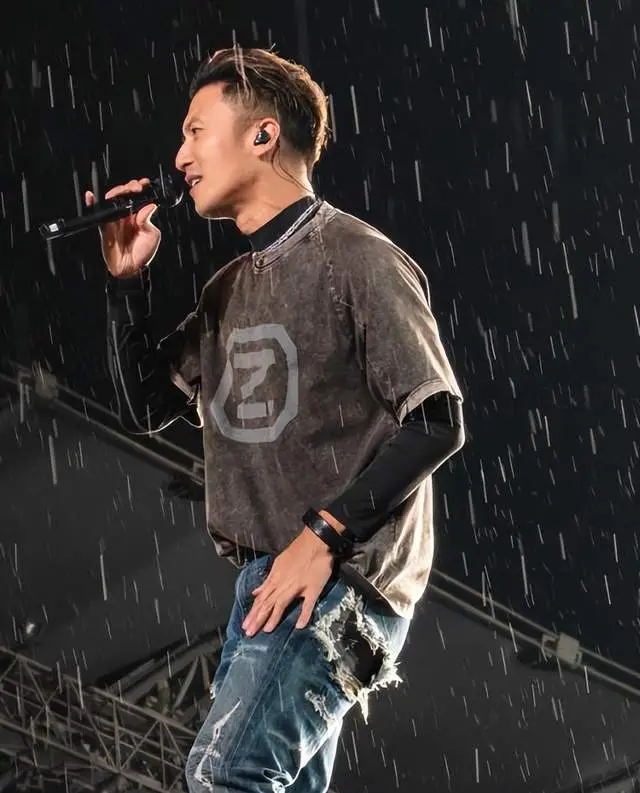谢霆锋武汉暴雨开唱 破洞裤露玉蝴蝶底裤引全网关注
