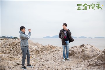 林更新拍照比剪刀手