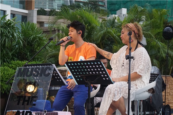 郑欣宜和许廷铿举行小型天台演唱会