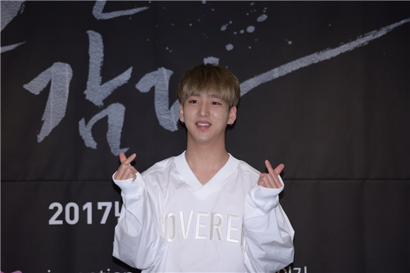 网络电影《闭上双眼》举行制作发布会 B1A4成员Baro、演员薛仁雅等出席