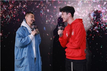 唱作歌手James Lee出席时尚活动 简约穿搭尽显街头型格