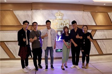 张艺兴、於和伟、王迅与工作人员亲密合影