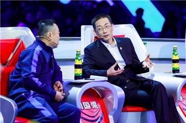 中国队长王峰和战队技术顾问鲍橒场下观战