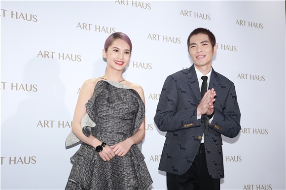 杨丞琳与萧敬腾为《ART HAUS》开幕剪彩