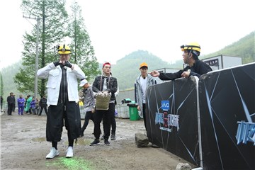 黄渤、孙红雷商量对策