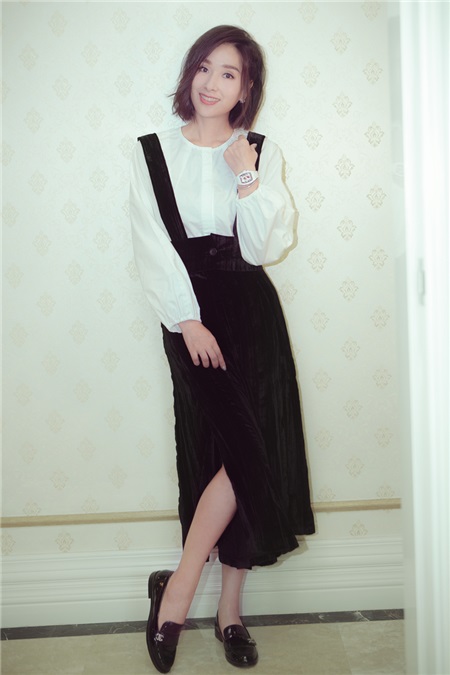 杨恭如初夏美如画 黑白背带裙复古文艺范儿