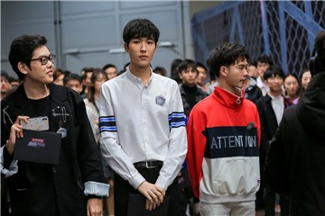 张铭轩帅气候场中