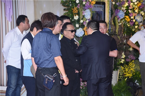 〈Yes台北现场〉综艺天王猪哥亮今风光出殡 长眠与拥恒园区