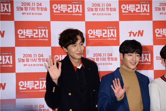 今日(11月4日),tvN 最新金土剧(周五.六播出的剧集)《Entourage》在首尔市清潭 CINE CITY 举办了特别版抢鲜看试映会兼红毯活动,