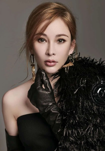 「唱跳女王」温岚加盟华纳音乐 与好姐妹「铁肺歌后」戴爱玲互相支持照顾