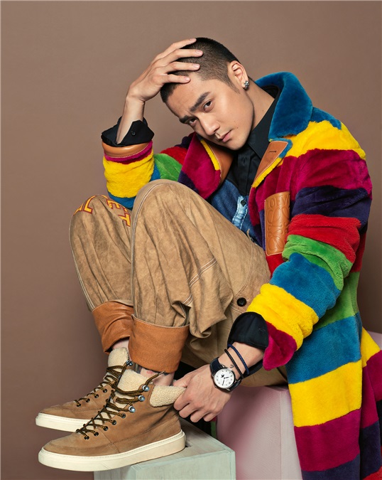 蒋劲夫封面大片曝光 展现光影多面魅力