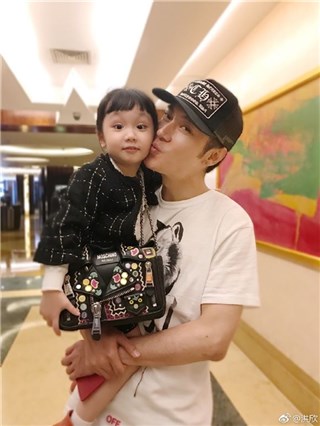 张丹峰女儿爱学妈妈拿包 洪欣说:「长大以後跟我抢包包」