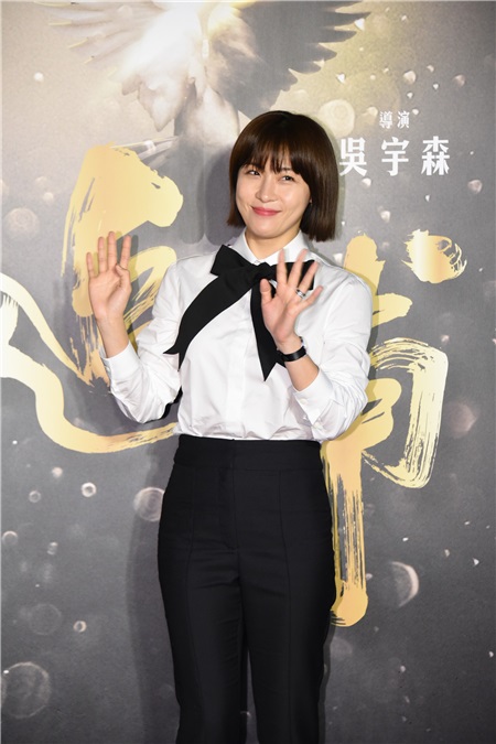 电影追捕在台举办首映会 吴宇森率河智苑、樱庭奈奈美、吴飞霞盛装出席宣传造势