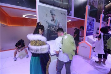 游族展区玩家背着肉螈周边体验游戏