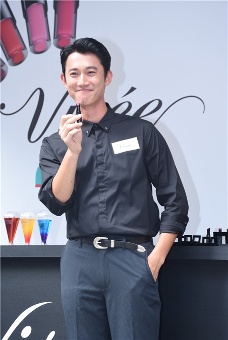 吴慷仁帅气出席彩妆活动与粉丝近距离互动