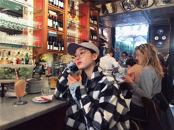 蒋梦婕潮酷私服大获好评 举杯甜笑少女感十足