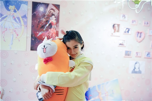 Angelababy变身铲屎官 搭档郑恺捡马粪