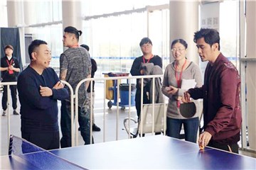 刘国梁和周董交流打球技术