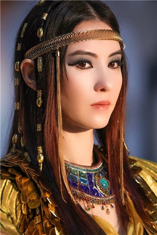 张柏芝化身埃及女王 眼神魅惑侧颜精致异域风情十足