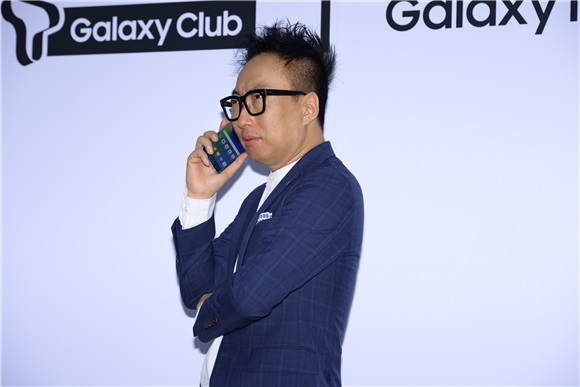 朴明秀与Hello Venus娜拉出席三星发布活动