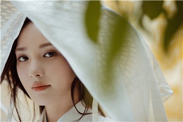 彭小苒白衣古风写真释出 化身林间女侠 清冷飒气