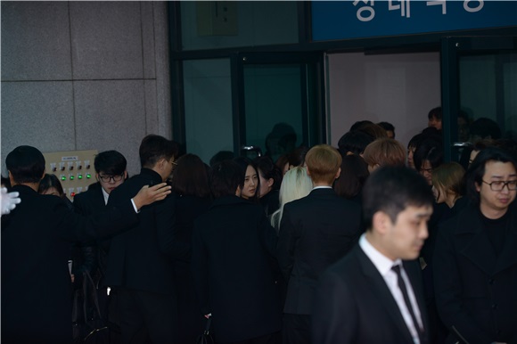 韩国SM娱乐旗下男团SHINee主唱金钟铉葬礼举行