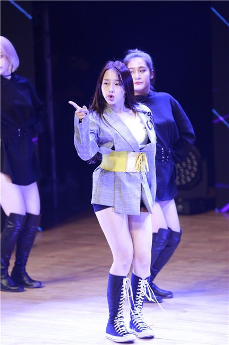 Kriesha Tiu办出道showcase 展华丽舞台表现力