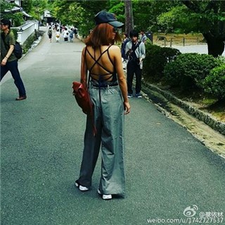 蔡依林露香肩美背大秀性感 黝黑皮肤遭调侃「黑珍珠」