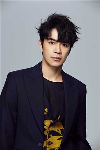 「家凯要出单曲！」、「家凯唱歌了！」、「家凯背后的男人是谁？」