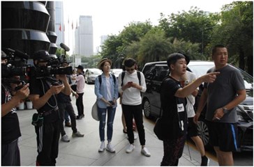 (图:着名演员叮当跟导演组认真研究拍摄细节)