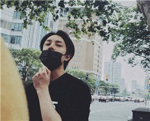 尹正街头留影帅气满分 口罩遮面难掩心动魅力