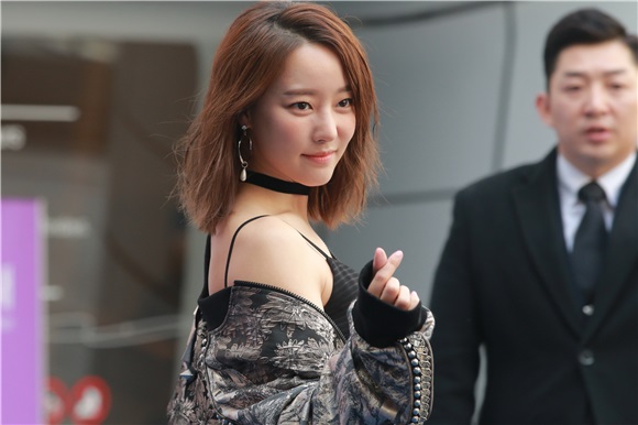 T-ara成员孝敏、gugudan成员美娜、娜英等出席2017F/W首尔时装周活动