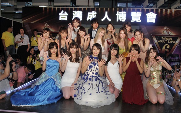 TAE台湾成人博览会16位AV女优会粉丝