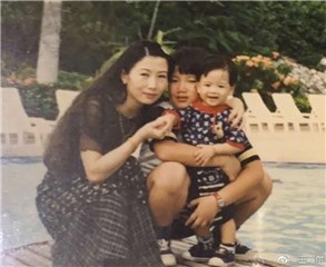 王嘉尔为母亲庆生晒童年合影,妈妈高颜值赛过女明星